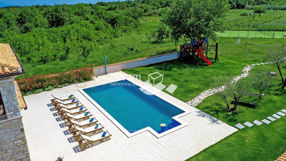 Istra, Krnica, Villa 280m2 s bazenom, golf igralištem i tenis terenom, #prodaja