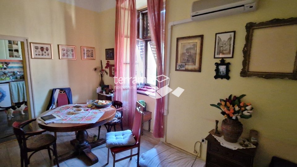 Istra, Pula, Centar, prvi kat, stan 74m2 3ss+DB, terasa, vrt, #prodaja