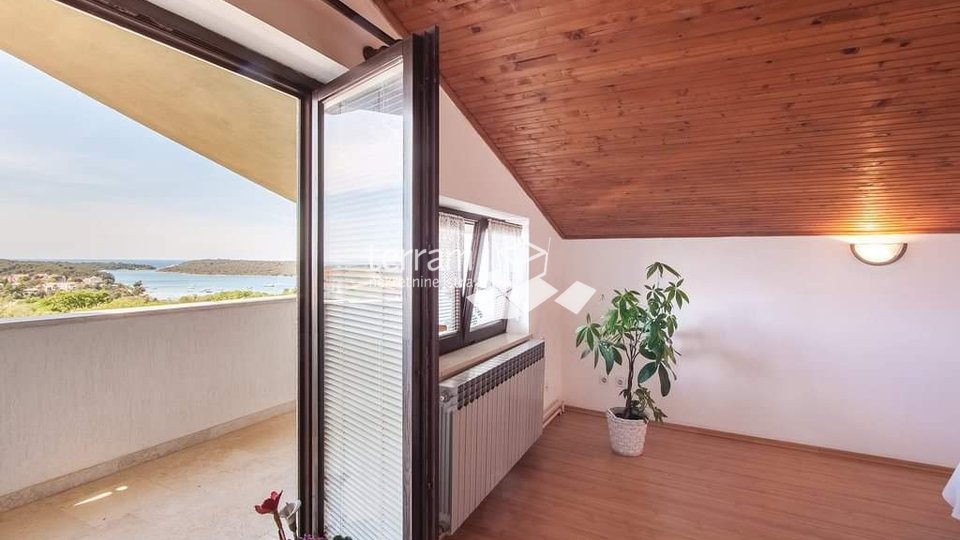 Istra, Medulin, Banjole kuća u nizu sa 3 stambene jedinice i poslovnim prostorom pogled more