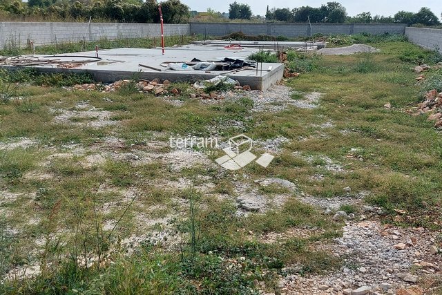 Istrien, Vodnjan Bauland 1309m2 mit Baugenehmigung für ein Duplex-Gebäude