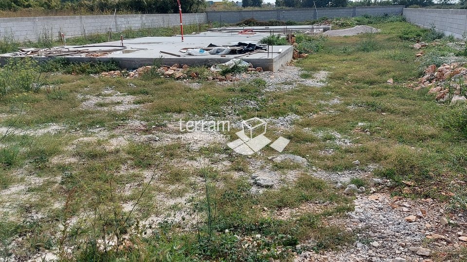 Istria, Vodnjan building land 1309m2 with a building permit for a duplex building