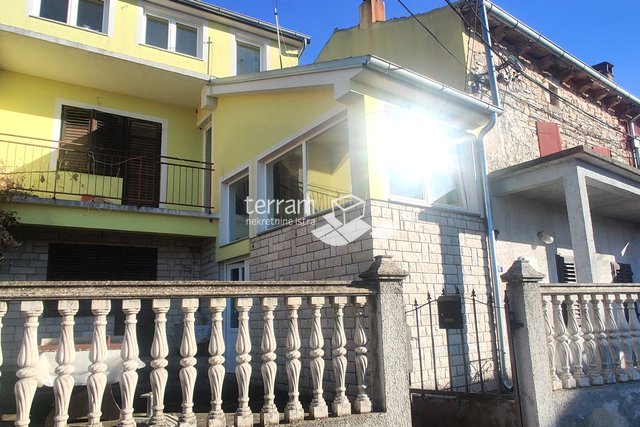 Istrien, Svetvinčenat, Režanci, zwei Häuser in einer Reihe 200m2 mit Taverne und Hof, #Verkauf