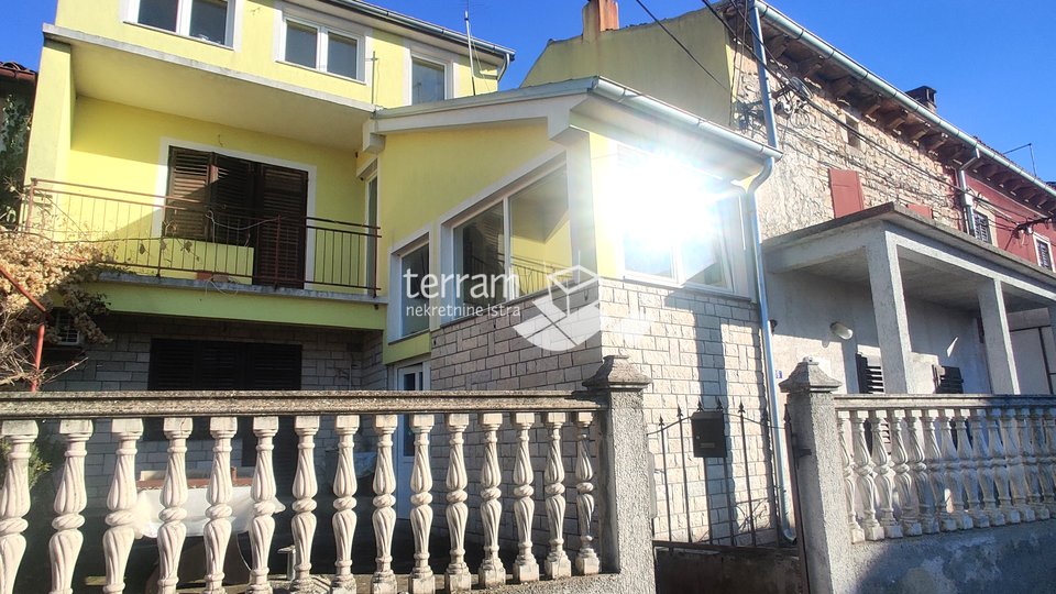 Istrien, Svetvinčenat, Režanci, zwei Häuser in einer Reihe 200m2 mit Taverne und Hof, #Verkauf