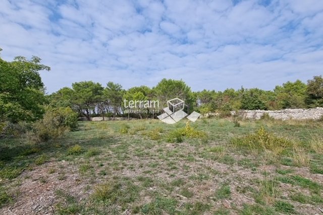 Istria, Peroj, agricultural land 602m2, regular shape, fenced, water on the land, 30m from the sea!! #sale