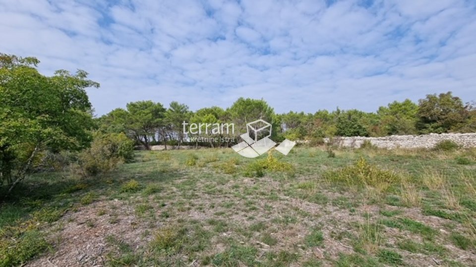 Istria, Peroj, agricultural land 602m2, regular shape, fenced, water on the land, 30m from the sea!! #sale