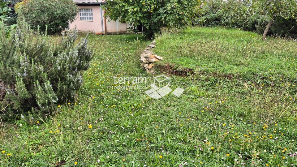 Istria, Medulin, building plot 672m2, with legalized building 69m2 # sale