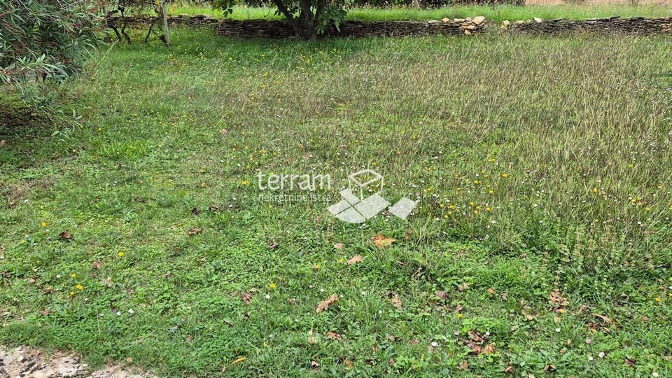 Istria, Medulin, building plot 672m2, with legalized building 69m2 # sale