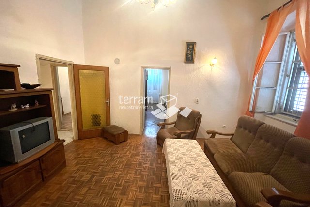 Pula, center apartment 70.60 m2 on the ground floor with parking