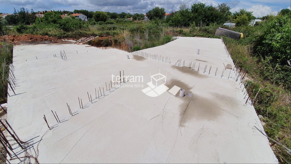 Istra, Medulin građevinsko zemljište 670m2 započeta gradnja Vila s bazenom