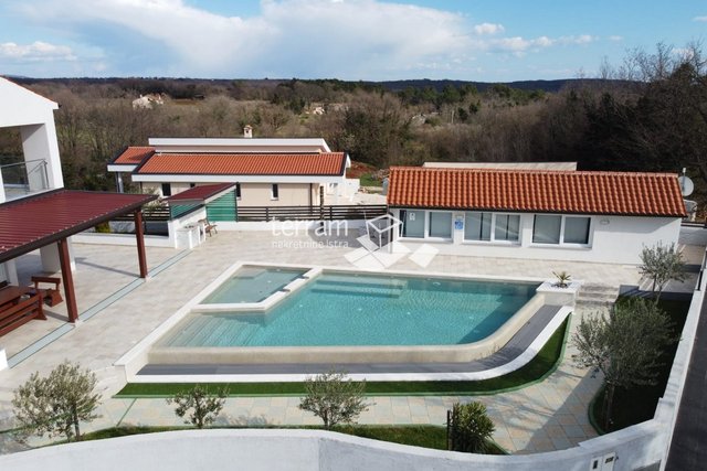 Istra, Marčana, prodaje se villa 309m2, s bazenom, mirna lokacija