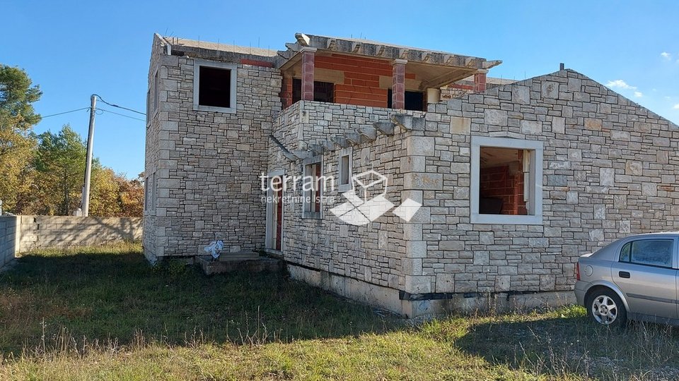 Istria, Barban stone house - unfinished 300m2 with a fenced garden, OPPORTUNITY!
