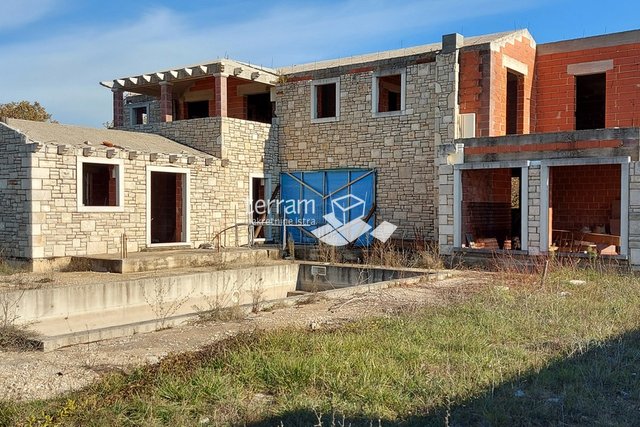 Istria, Barban stone house - unfinished 300m2 with a fenced garden, OPPORTUNITY!
