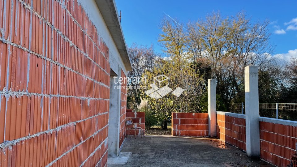 Pula, Valbandon land 3.035m2 with a building under construction