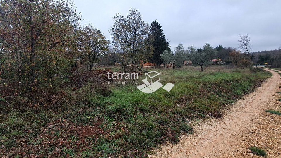 Istra, Marčana građevinsko zemljište 1100m2, mirna lokacija