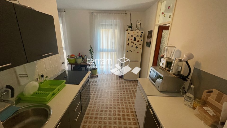 Pula, Vidikovac stan 66,77m2 sa lođom, 2 kat, renoviran