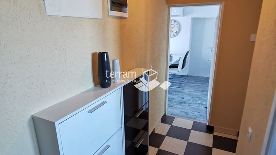 Pula, stan 64m2, širi centar, 3. kat, renovirano, namješteno!!