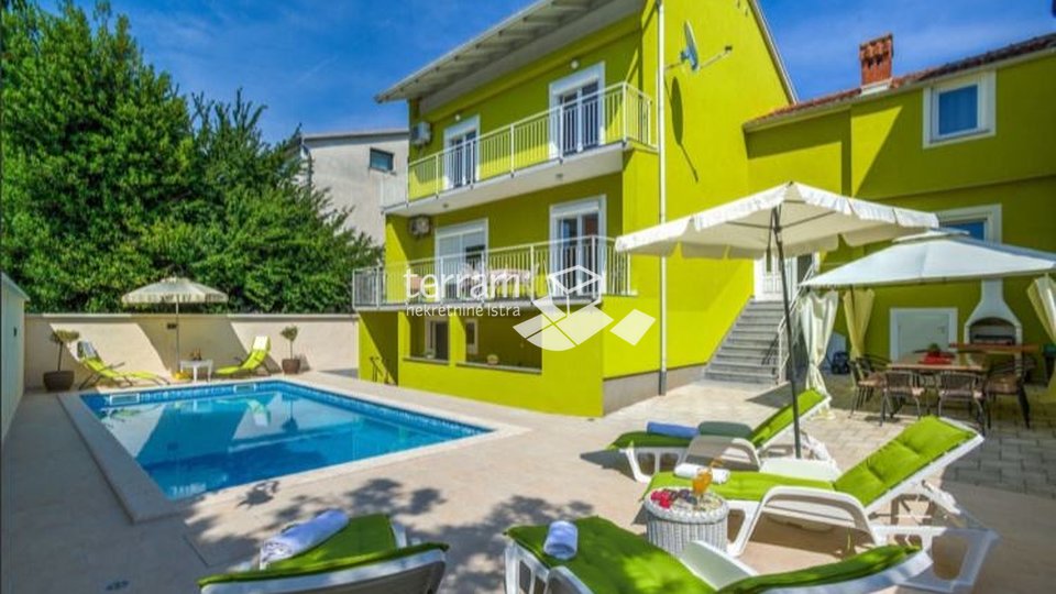 Pula, Valdabek - house with pool, landscaped garden and garage