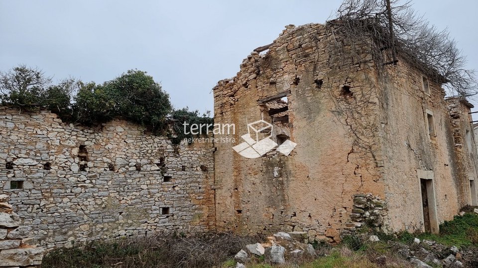 Istria, Zminj old detached Istrian house 160m2, for renovation