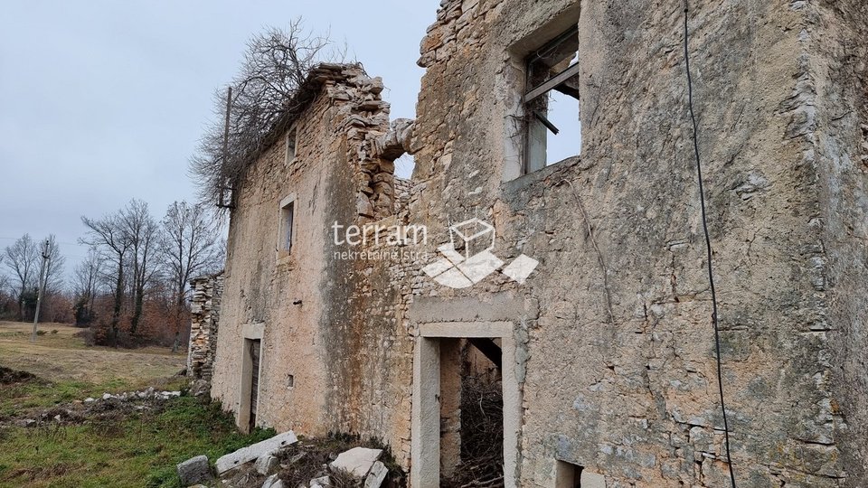 Istria, Zminj old detached Istrian house 160m2, for renovation