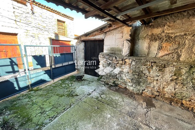 Istria, Vodnjan house with garage and garden in the center