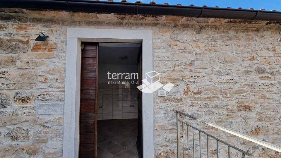 Istra, Rovinjsko selo, renovirana stara kuća, 150m2, s dva stana i garažom
