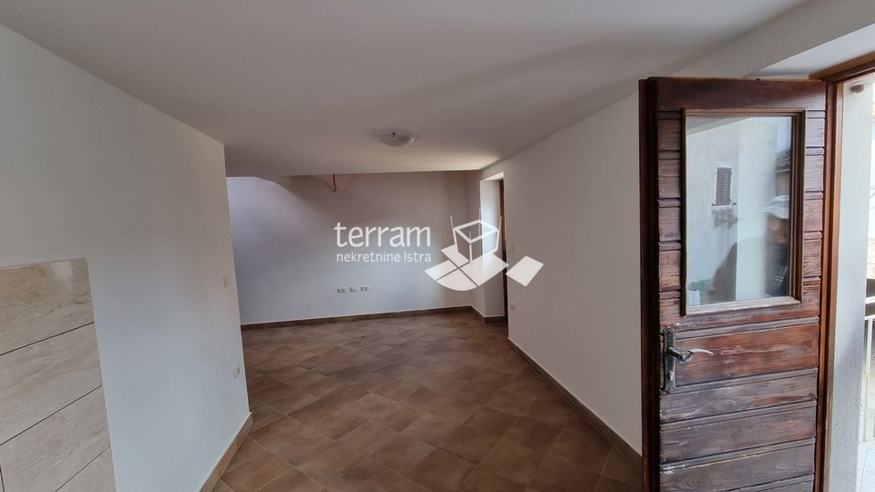 Istra, Rovinjsko selo, renovirana stara kuća, 150m2, s dva stana i garažom