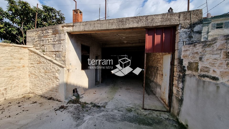 Istra, Rovinjsko selo, renovirana stara kuća, 150m2, s dva stana i garažom