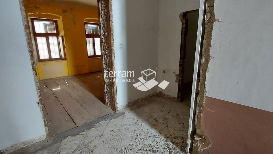 Istrien, Pula, Veruda, Wohnung in einer österreichisch-ungarischen Villa, 1. Stock, 138m2, 4 Schlafzimmer, zur Renovierung !!