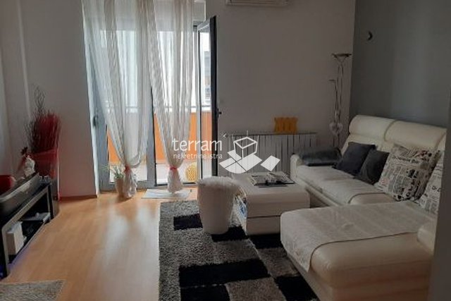 Istria, Pula, surroundings of the center, apartment 75m2, 2 bedrooms + living room, II. floor, gas, elevator !!