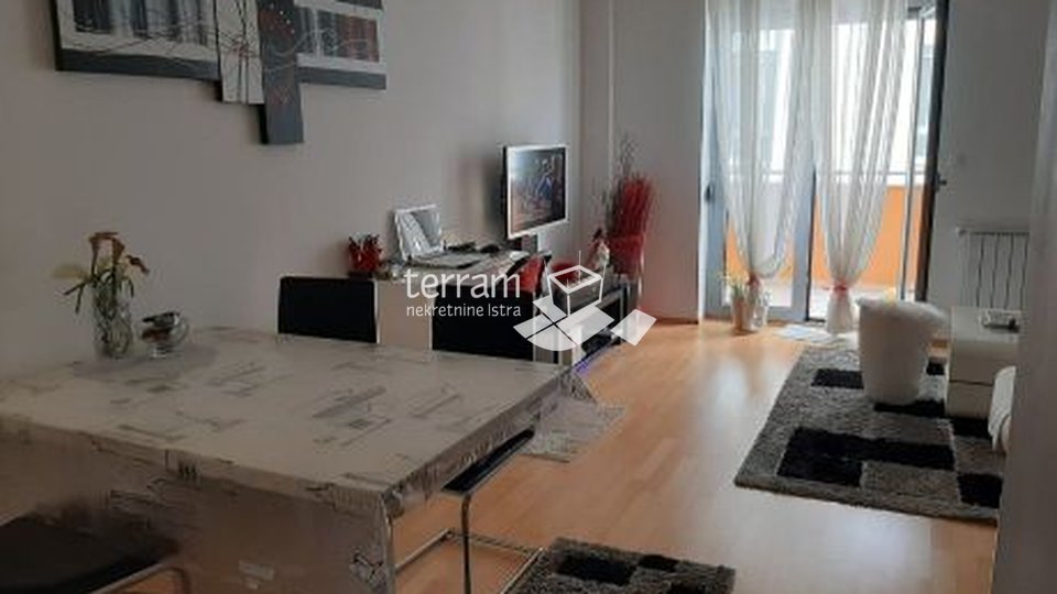 Istria, Pula, surroundings of the center, apartment 75m2, 2 bedrooms + living room, II. floor, gas, elevator !!