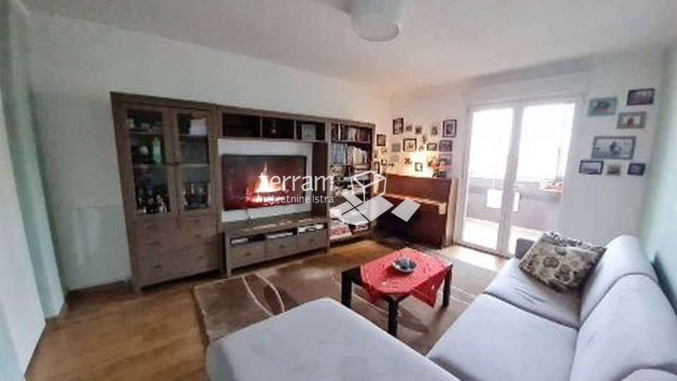 Istria, Pula, Veruda, apartment 91m2, 3 bedrooms + living room, renovated, furnished, elevator !!