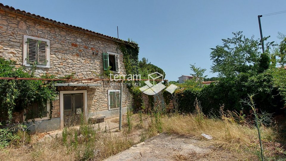 Istrien, Fazana, Valbandon Baugrundstück 2036m2 mit einem Haus 100m2