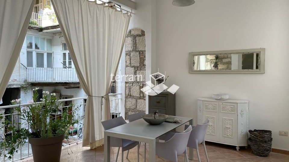 Istria, Pula, center, apartment 93 m2, 2 bedrooms, fully renovated, furnished, ready to move in!!
