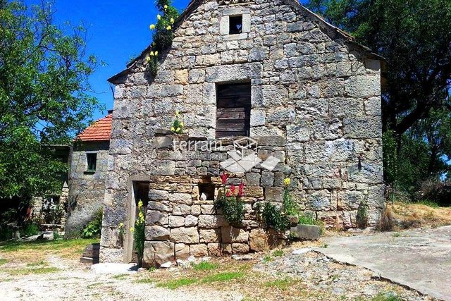 Istra, Kanfanar, stara kamena kuća, 1200m2 okućnice, kompletna infrastruktura, za renovaciju!!