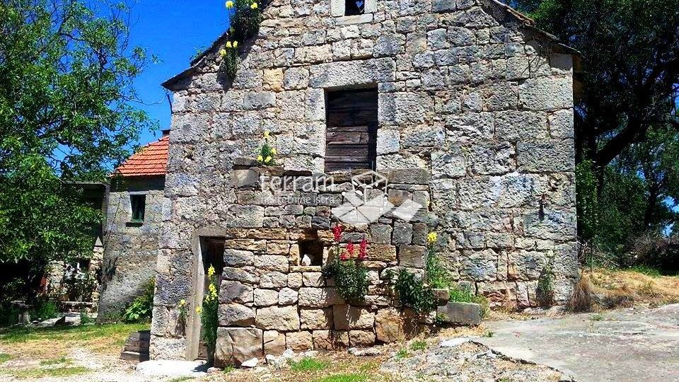 Istra, Kanfanar, stara kamena kuća, 1200m2 okućnice, kompletna infrastruktura, za renovaciju!!