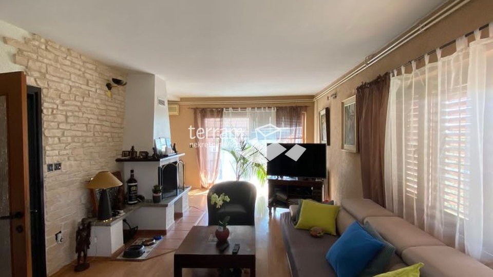 Istra, Medulin, Vinkuran, kuća 250m2, 300m2 okućnice, 3 stana u kući, namješteno!!