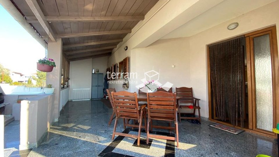 Istra, Medulin, Vinkuran, kuća 250m2, 300m2 okućnice, 3 stana u kući, namješteno!!