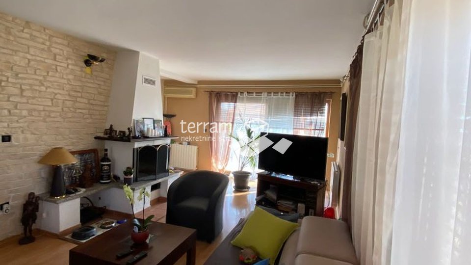 Istra, Medulin, Vinkuran, kuća 250m2, 300m2 okućnice, 3 stana u kući, namješteno!!