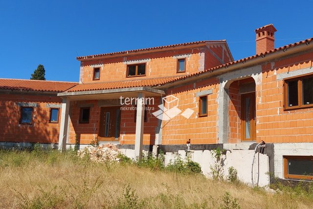 Istria, Rovinj, Rovinjsko Selo, unfinished house 450m2. garden 3521m2