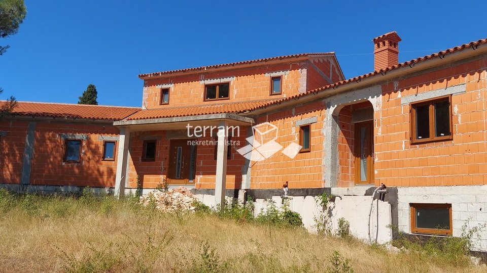 Istria, Rovinj, Rovinjsko Selo, unfinished house 450m2. garden 3521m2