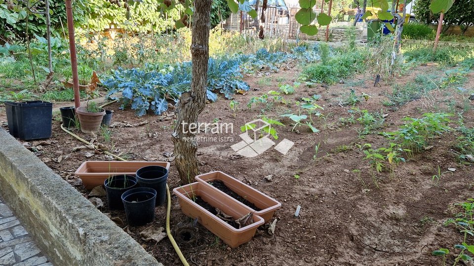 Istra, Pula, Pješčana Uvala samostojeća kuća sa dva stana 240m2 okućnica 554m2