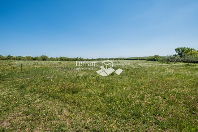 Istria, Marčana, building and agricultural land 2000m2, complete infrastructure.