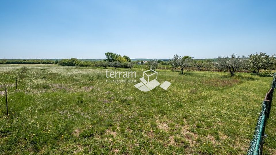 Istria, Marčana, building and agricultural land 2000m2, complete infrastructure.