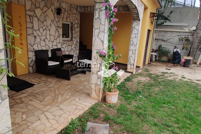 Istrien, Marčana, Kavran, Einfamilienhaus 259m2 mit Garten von 300m2 zu verkaufen