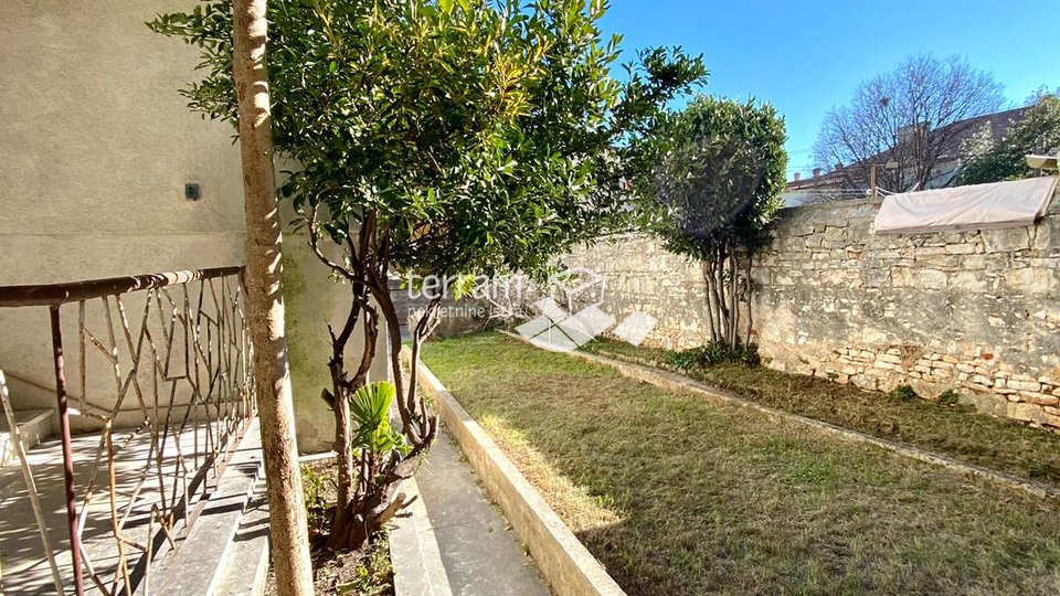 Istrien, Pula, Mittelgeschoss eines Hauses mit Garten, Garage und Taverne zu verkaufen