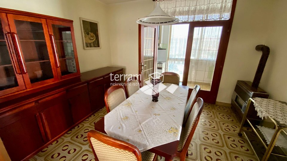 Istria, Pula, Center floor of house with yard, garage and tavern for sale