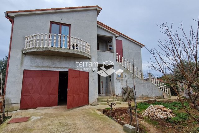 Istria, Pula, Valdebek detached house 222m2 with two apartments for sale