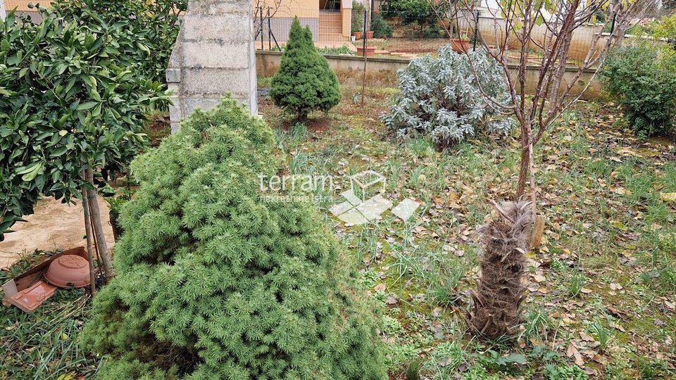 Istrien, Pula, Valdebek Einfamilienhaus 222m2 mit zwei Wohnungen zu verkaufen