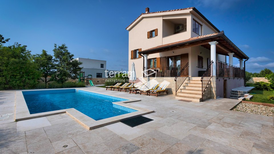Istria, Svetvinčenat house 294m2 with swimming pool and large garden for sale