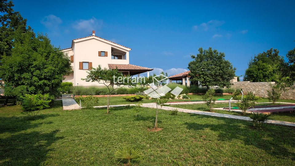 Istria, Svetvinčenat house 294m2 with swimming pool and large garden for sale
